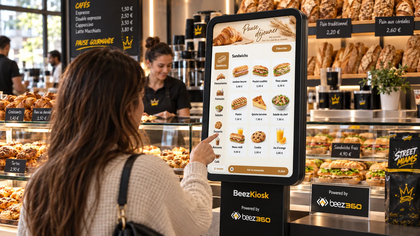 Une cliente utilise une borne BeezKiosk devant une vitrine de boulangerie, avec le marquage Beez360.